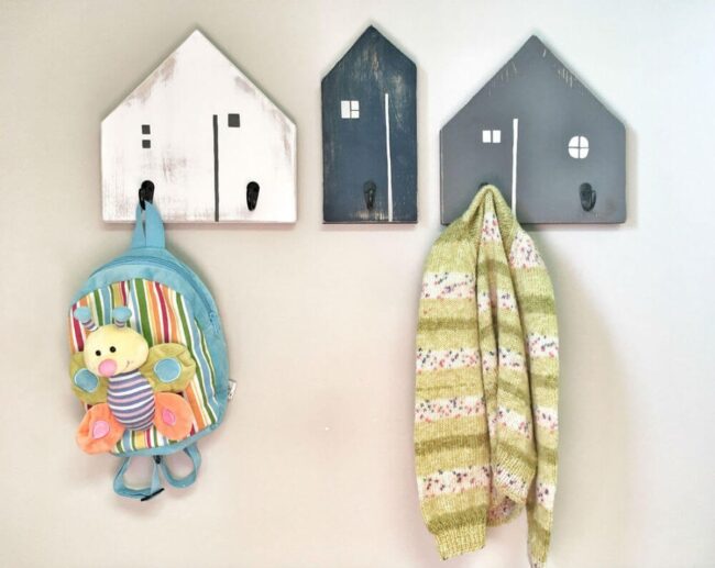 Cottage-Inspired Wooden Entryway Hooks