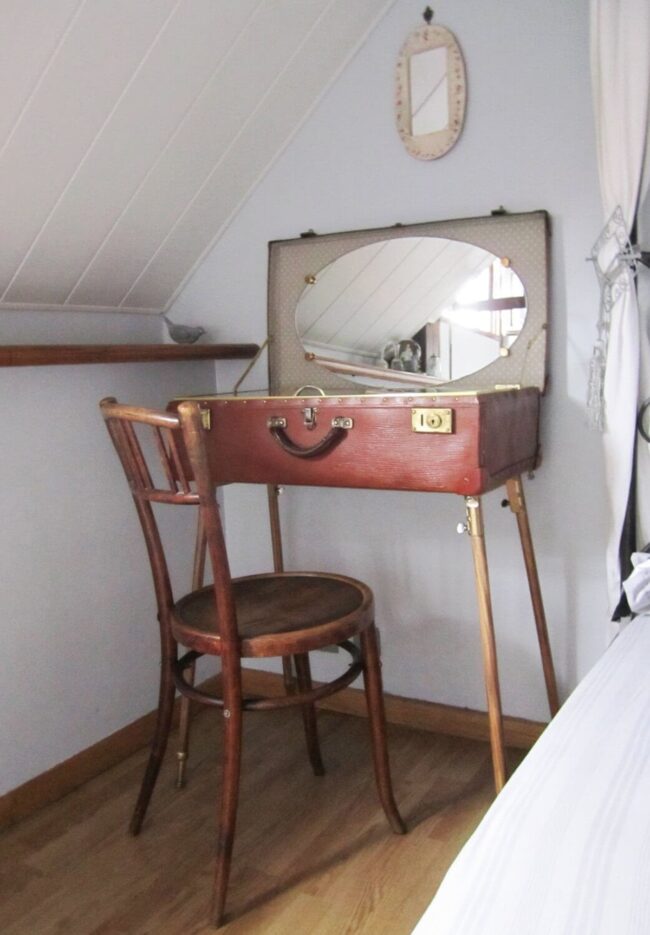 Vintage Suitcase Vanity Magic