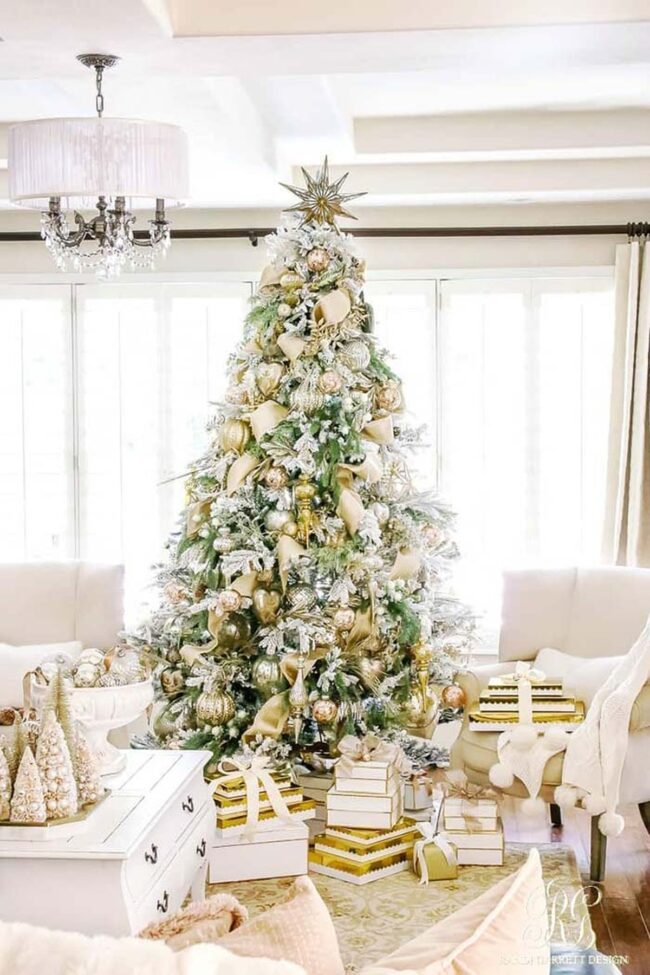 Golden Opulence Christmas Tree Splendor