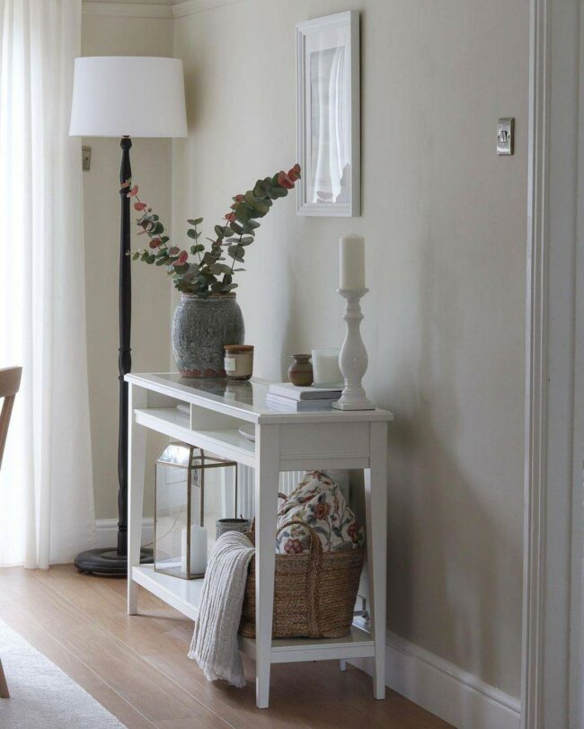 Noir Beam Illuminates Minimalist Sanctuary