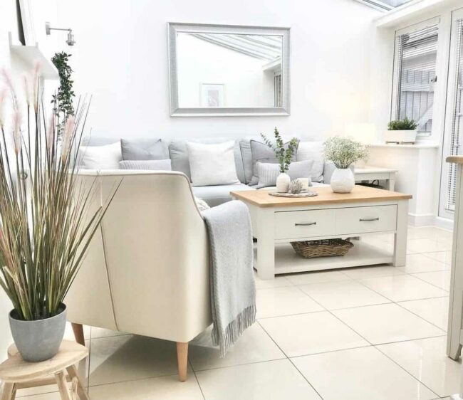 Luminous White Frame Amplifies Space