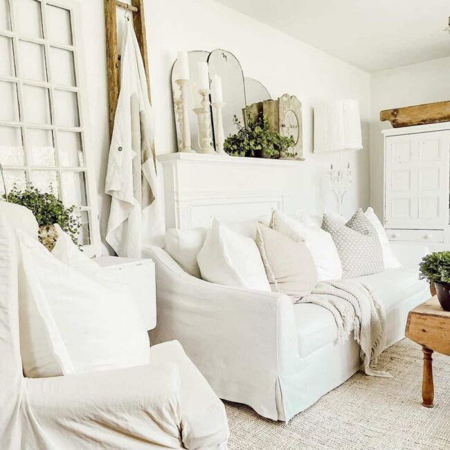 White Circle Soft Sanctuary Ladder Accent