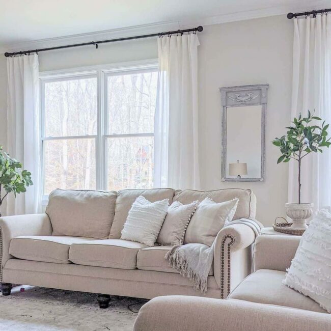 Luminous Mirror Expands Bright Space