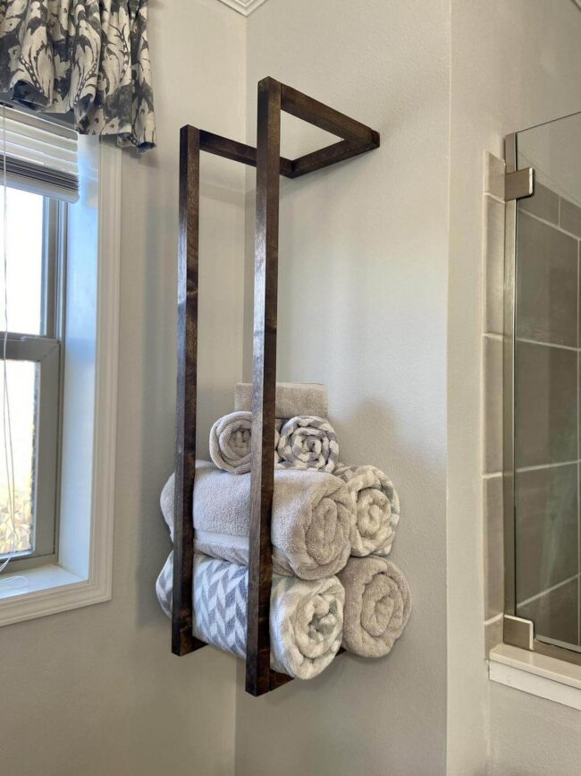 Metallic Bars: Vertical Bathroom Storage