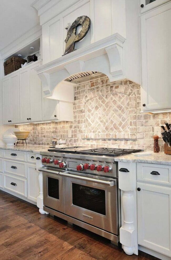 White Cabinets Embrace Colonial Heritage