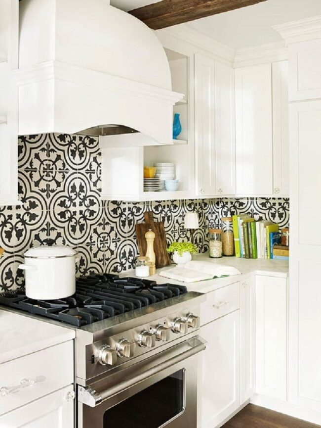 Black and White Kitchen Contrast