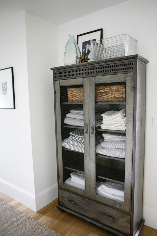 Airy White Towel Sanctuary Shelves