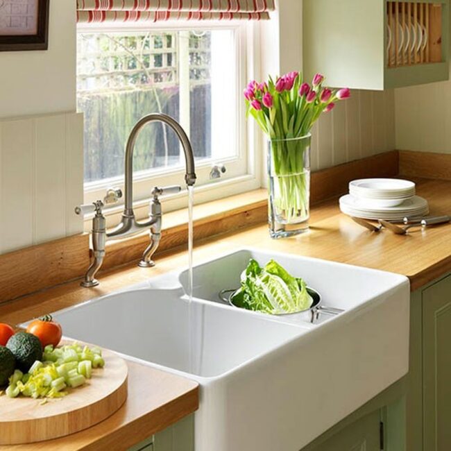 Vintage Porcelain Sink: Modern Kitchen Masterpiece
