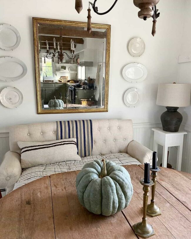 Golden Frame Expands Luminous Space