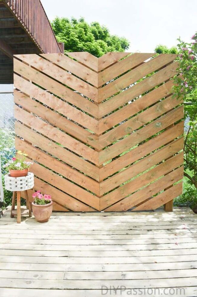 Wooden Chevron Screen: Outdoor Artistry