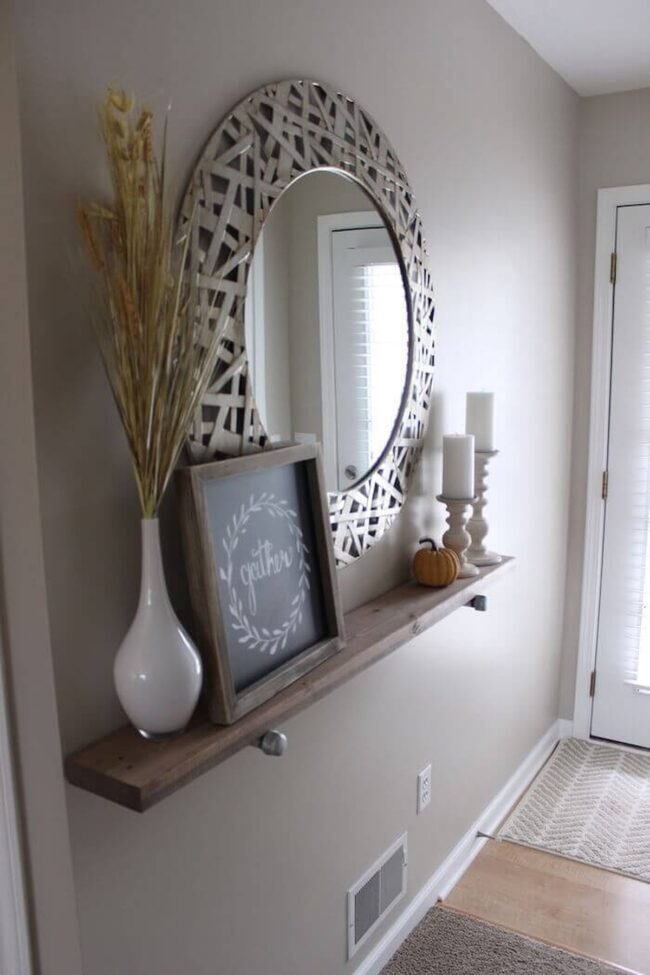 Reflective Shelves Expand Entryway