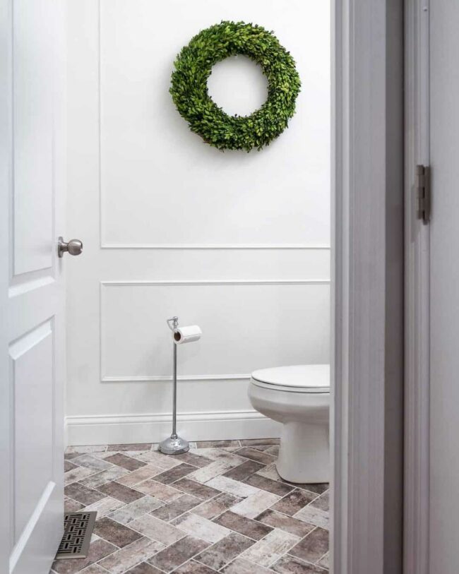 Green Wreath Brightens Modern Bathroom Sanctuary