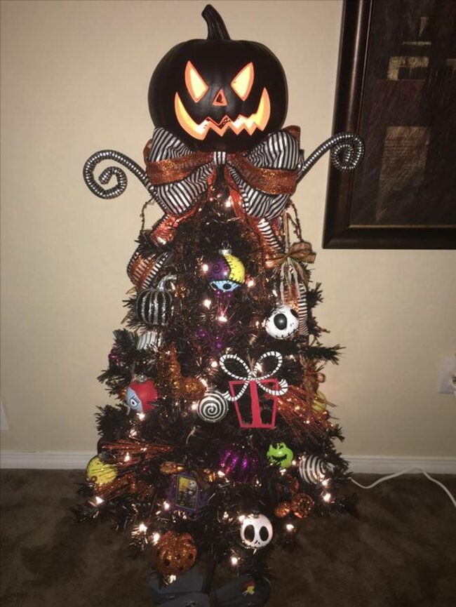 Noir Skull Halloween Tree