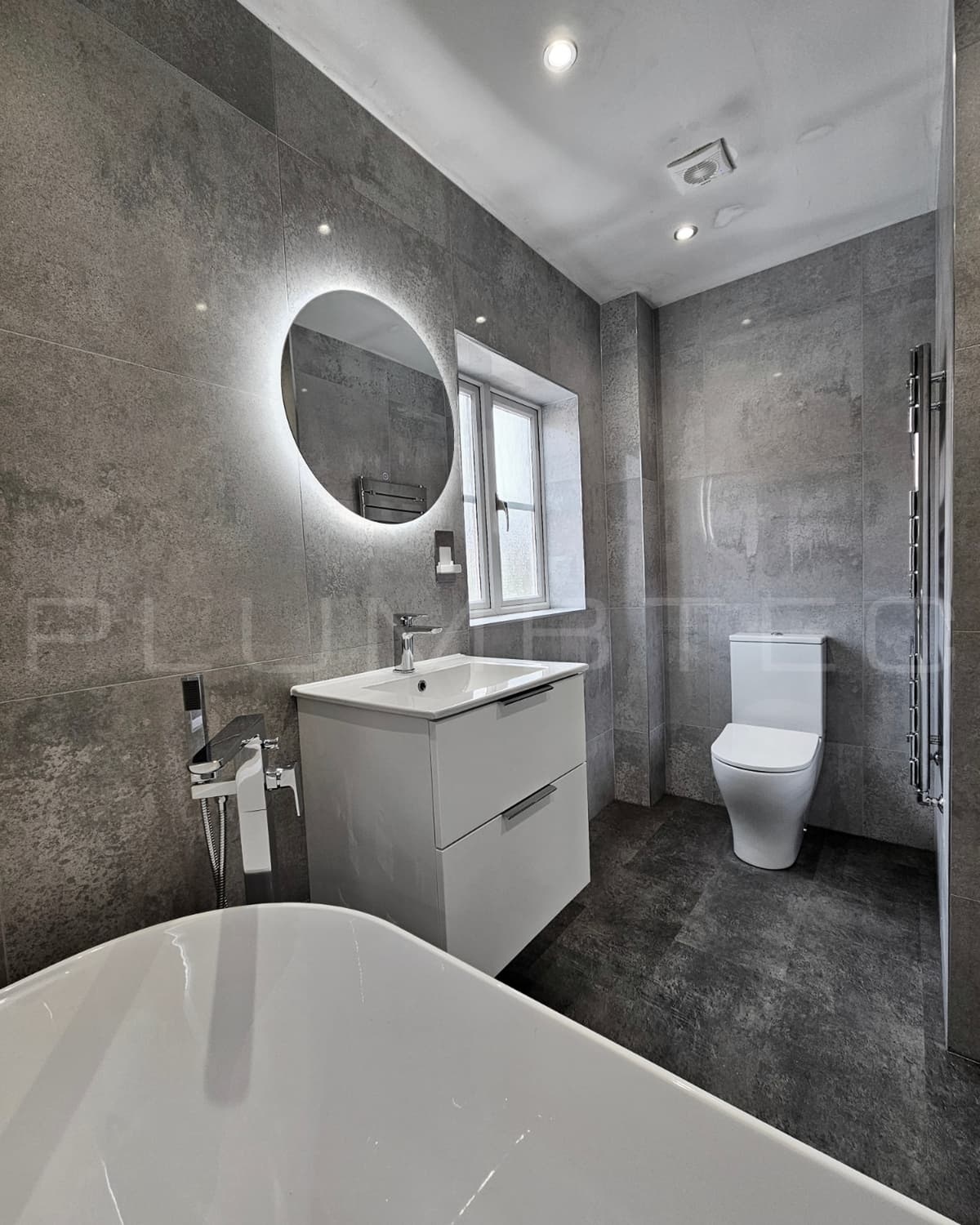 18 Beautiful Dark Grey Bathroom Tile Designs to Try - Archeworks
